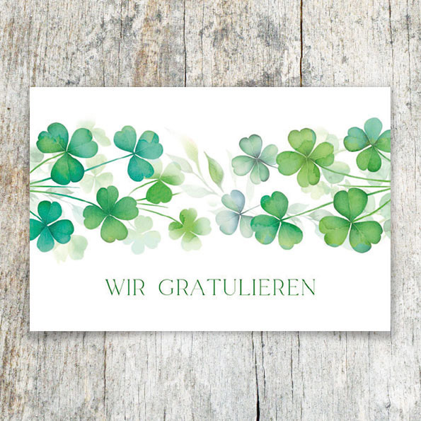 Vergrößerte Abbildung Glückwunschkarte mit grünen, vierblättrigen Kleeblättern